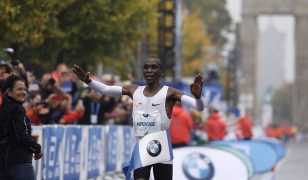 El keniano Eliud Kipchoge se queda sin récord en su victoria en el maratón de Berlín