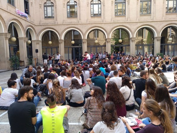 Estudiantes se encierran en el rectorado de Lleida en defensa del referéndum
