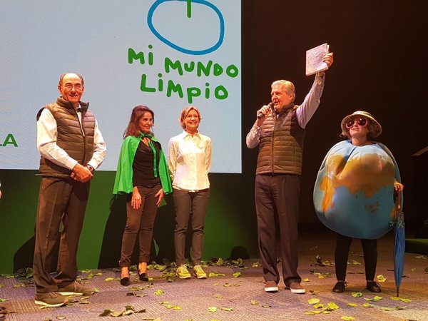 Méndez de Vigo y Tejerina escenifican ante 270 escolares su compromiso contra el cambio climático