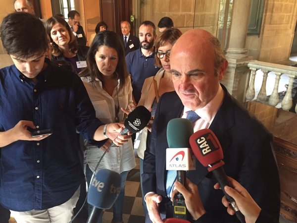 De Guindos dice que el Gobierno tiende la mano a la Generalitat para dialogar 
