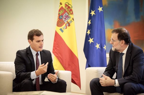 Rajoy pide a Sánchez y Rivera mantener el consenso ante el reto separatista y se abre a estudiar sus propuestas