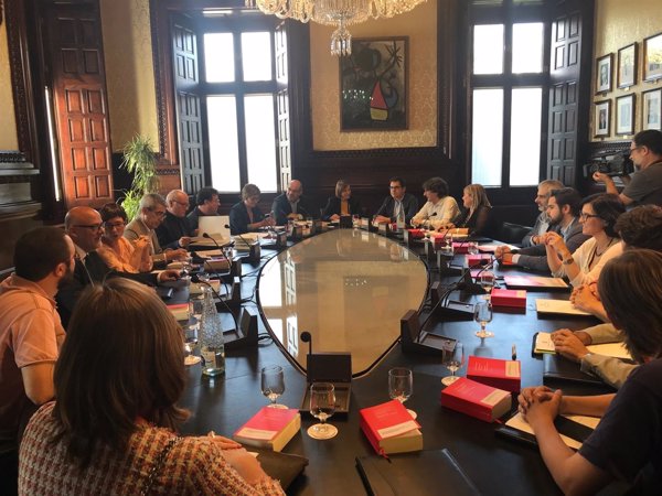 Forcadell convoca formalmente el pleno del martes en el que comparecerá Puigdemont