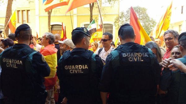 Aplausos y muestras de apoyo a la Policía Nacional y Guardia Civil en la manifestación por la unidad de España