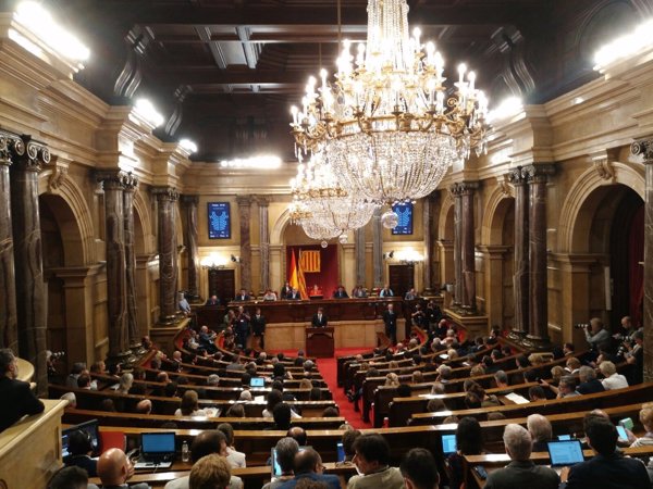 Puigdemont asume que Cataluña debe ser Estado independiente pero plantea suspenderlo unas semanas para dialogar