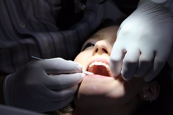Los cambios hormonales tras el parto están relacionados con el aumento de problemas periodontales, según investigadores