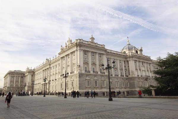 Empresarios catalanes y desfile de exministros socialistas en la recepción de los Reyes por la Fiesta Nacional