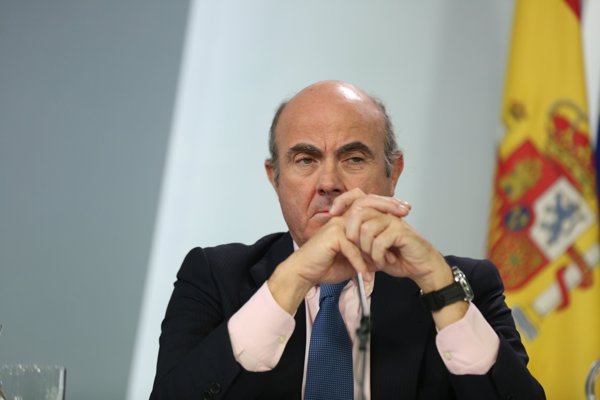 De Guindos avanza que la economía crecerá menos del 2,6% en 2018 por el impacto de la situación en Cataluña