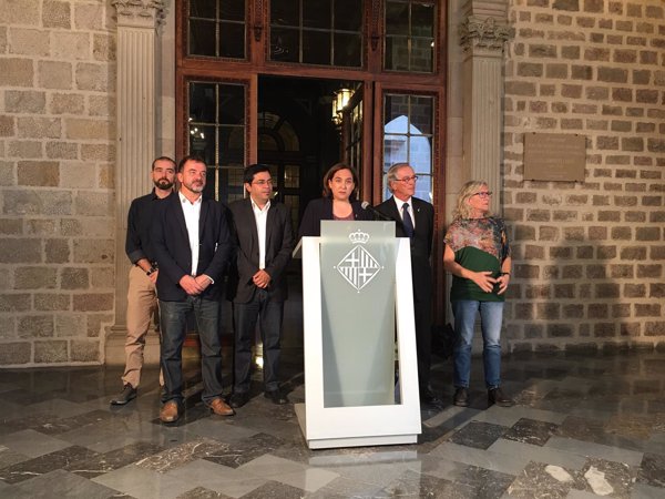 Varios grupos del Ayuntamiento Barcelona piden la liberación de Sànchez y Cuixart