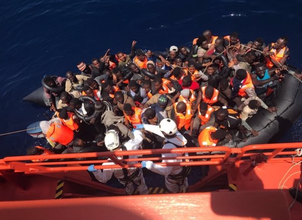 Ascienden a 98 los rescatados de tres pateras y buscan otra con 47 inmigrantes a bordo en Mar de Alborán