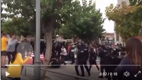 La Guardia Civil detiene a una persona por dar una patada en la cabeza a un agente el 1-O