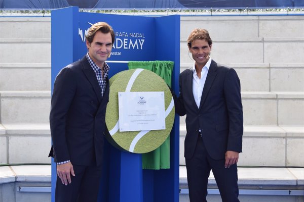 Nadal y Federer bromean sobre sus éxitos tras inaugurar juntos la Nadal Academy hace un año