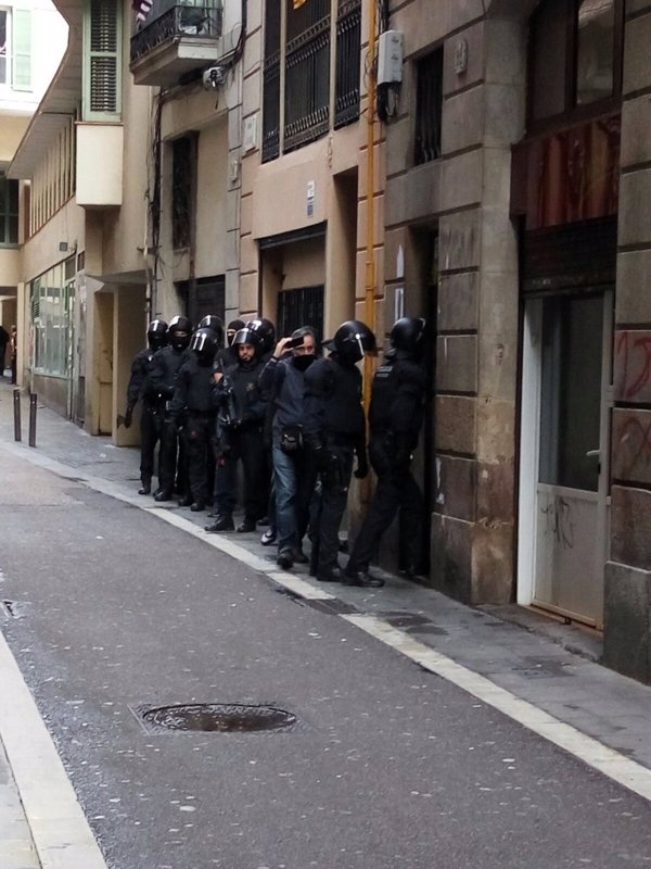 Operación conjunta de Mossos y Guardia Urbana en dos narcopisos en el Raval (Barcelona)