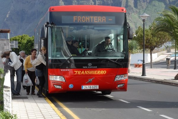 El Gobierno subvenciona con 27,5 millones el transporte terrestre en Canarias