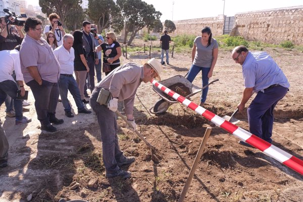 Comienzan los trabajos para exhumaciones solicitadas por la Asociación Bebés Robados en el cementerio de Cádiz