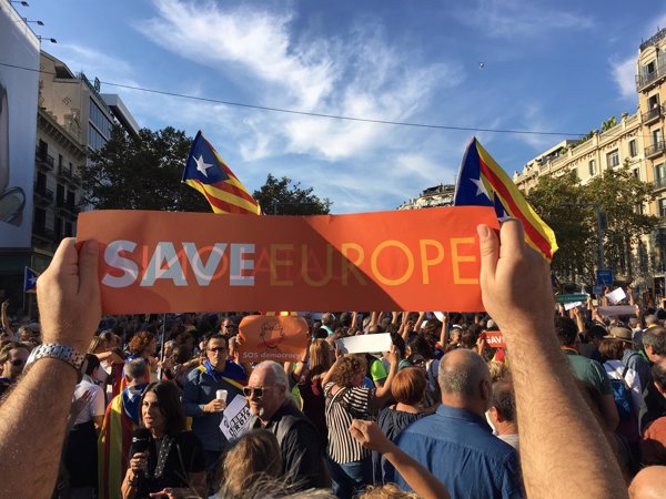 Miles de manifestantes en Barcelona por el autogobierno y la libertad de Sànchez y Cuixart