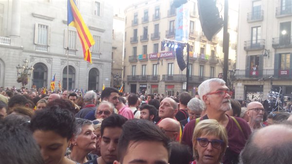 Unas 6.000 personas llenan la plaza Sant Jaume para celebrar la independencia