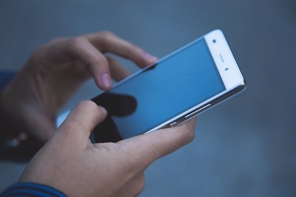 El 42% de los jóvenes españoles usa aplicaciones de mensajería instantánea más de 2 horas al día para hablar con amigos