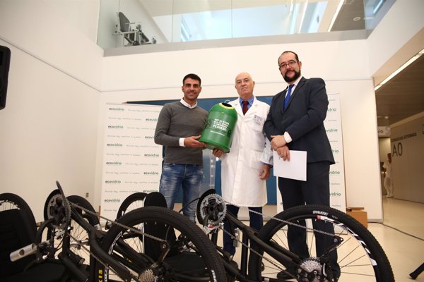 Ecovidrio entrega dos 'handbikes' al Hospital Nacional de Parapléjicos de Toledo