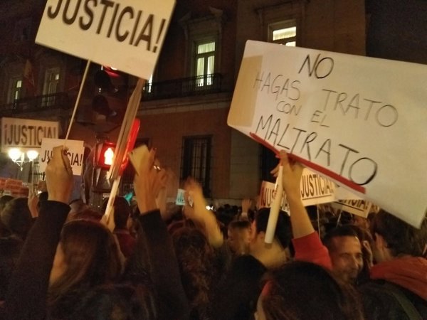 Feministas protestan frente al Ministerio de Justicia contra la 
