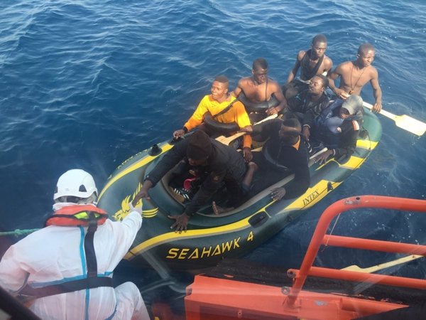 Rescatan a 20 varones magrebíes de una patera localizada en el mar de Alborán