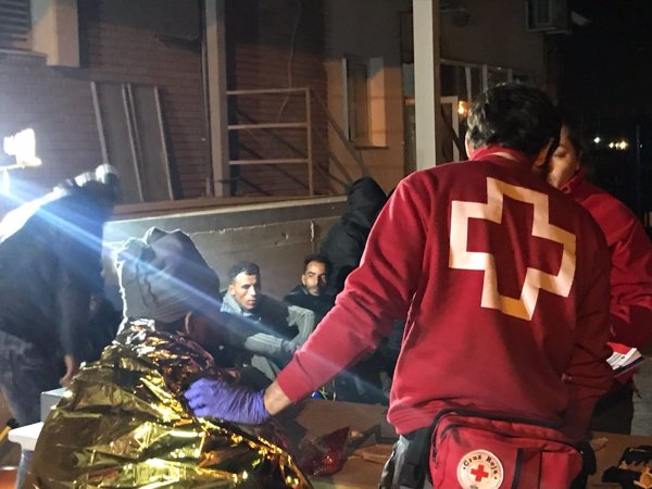 Rescatan a 12 inmigrantes llegados de noche en patera a Alicante y a otros ocho en tierra