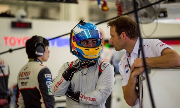 Fernando Alonso prueba el Toyota TS050 Hybrid en el test de 'rookies' de Baréin