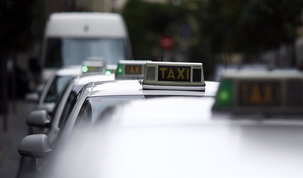 Fomento se reúne este lunes con el taxi para atajar el conflicto con empresas como Uber