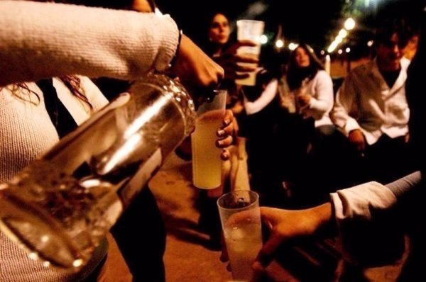 Experto alerta de los graves efectos que provoca el alcohol en el cerebro de los adolescentes