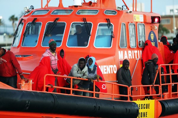 Llegan al puerto de Málaga las 55 personas rescatadas en una patera a 28 millas de Fuengirola (Málaga)