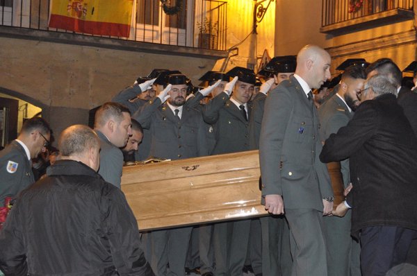 Zoido y el presidente de Aragón arropan a las familias de los guardia civiles y visitan la capilla ardiente en Alcañiz