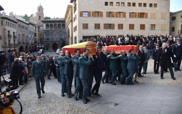 Despedida multitudinaria en Alcañiz (Teruel) a los dos guardias civiles asesinados