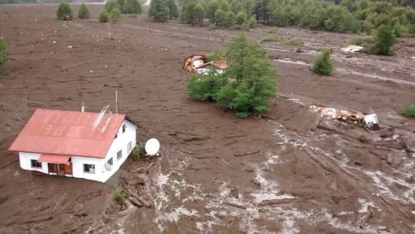 Al menos tres muertos y trece desaparecidos por una riada en el sur de Chile