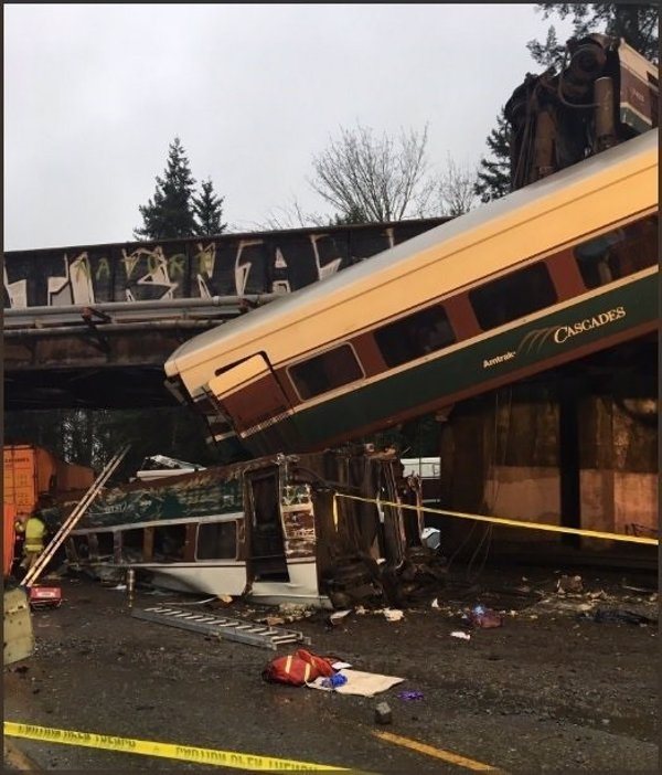 Un tren descarrila sobre una autopista a las afueras de Seattle