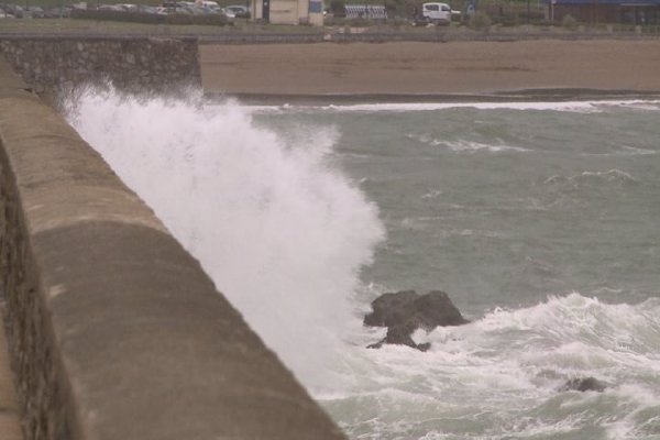Protección Civil alerta por olas de hasta 8 metros en el norte peninsular y por vientos fuertes a Canarias y noreste