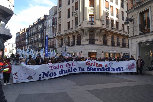 Miles de personas en Valladolid exigen a la Junta 
