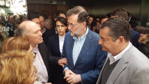 La familia adoptiva de Maloma aprovecha el acto de Rajoy para pedirle que 