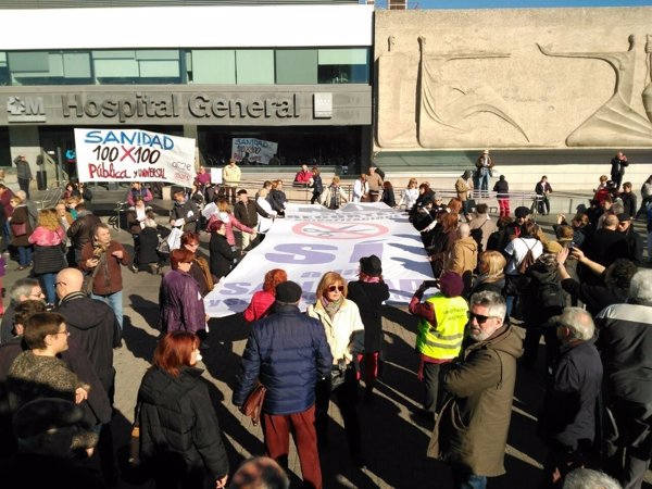 La Marea Blanca se manifiesta en el Hospital La Paz (Madrid) para reivindicar una sanidad 