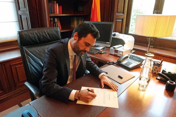 Torrent firma la propuesta de investidura de Puigdemont y la publica en el boletín del Parlament