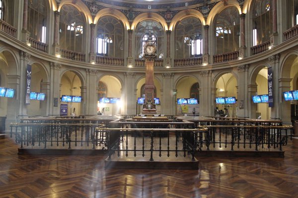 El Ibex cierra por encima de los 10.600 puntos por primera vez desde agosto tras subir un 0,24%