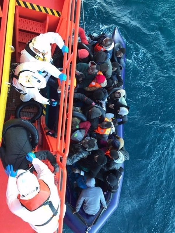 Rescatados 32 varones y dos mujeres de una patera localizada a 16 millas de la isla de Alborán