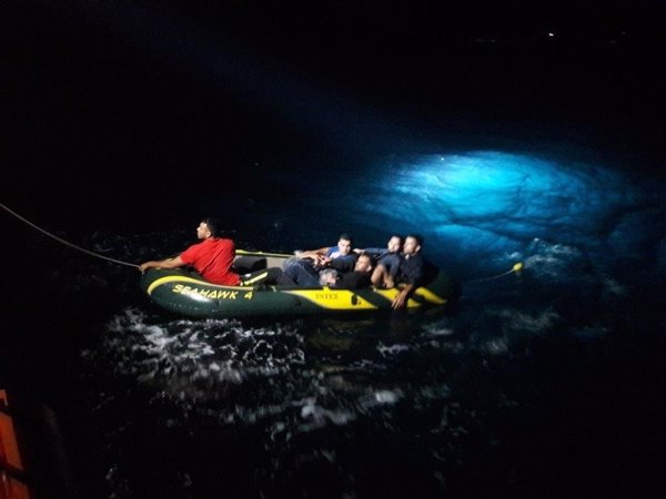 Rescatadas 18 personas, entre ellas una mujer, de una patera a 33 millas de Cabo de Gata