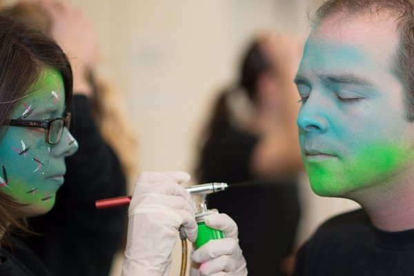 Orzuelos y lagrimeo, algunas de las consecuencias de usar cosméticos agresivos en carnaval, advierte Clínica Baviera