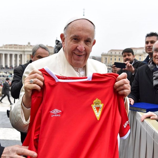 El Papa Francisco recibe una camiseta del Real Murcia