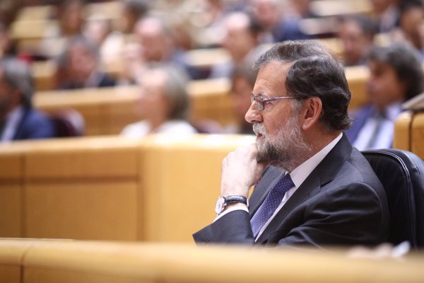 Rajoy recomienda al PSOE que apoye su política económica porque crea empleo, mientras la suya 