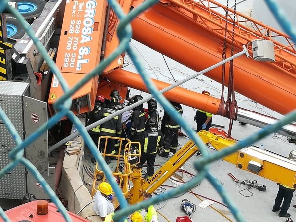 Rescatan en estado grave el operario de la grúa de grandes dimensiones que se cayó en el Puerto de Las Palmas