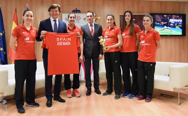 Lete recibe a la selección española femenina tras su bronce en el Europeo de Kazán