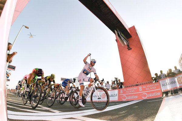 El noruego Kristoff (UAE), primer líder de la Vuelta a Abu Dabi tras ganar la primera etapa