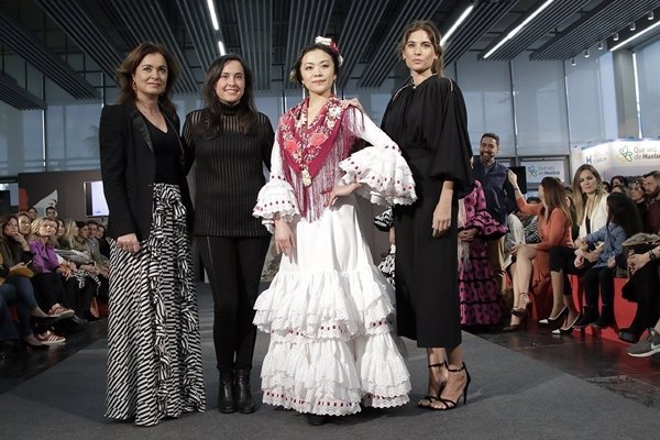 Lourdes Montes apostará en el futuro por tejidos hechos de envases de plástico reciclado en sus trajes de flamenca