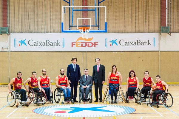 CaixaBank y la FEDDF impulsarán el baloncesto en silla de ruedas