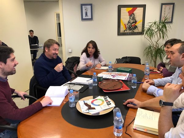 Domènech lamenta que JxCat ofrezca una resolución para legitimar a Puigdemont y no un Govern